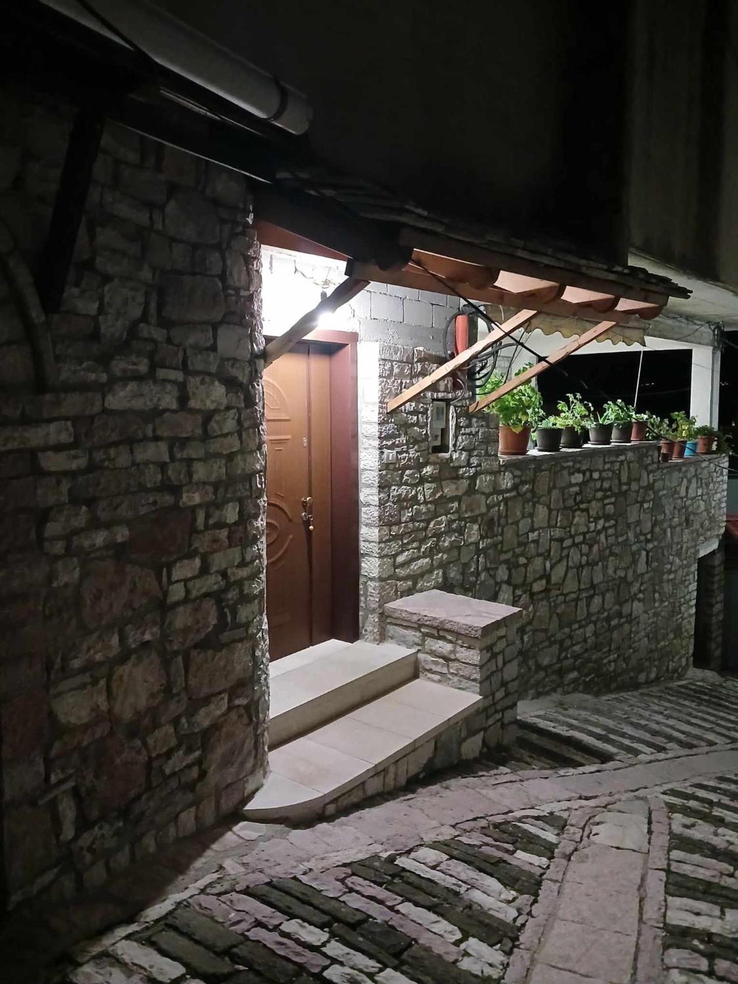 Eniguesthouse Gjirokastër Extérieur photo