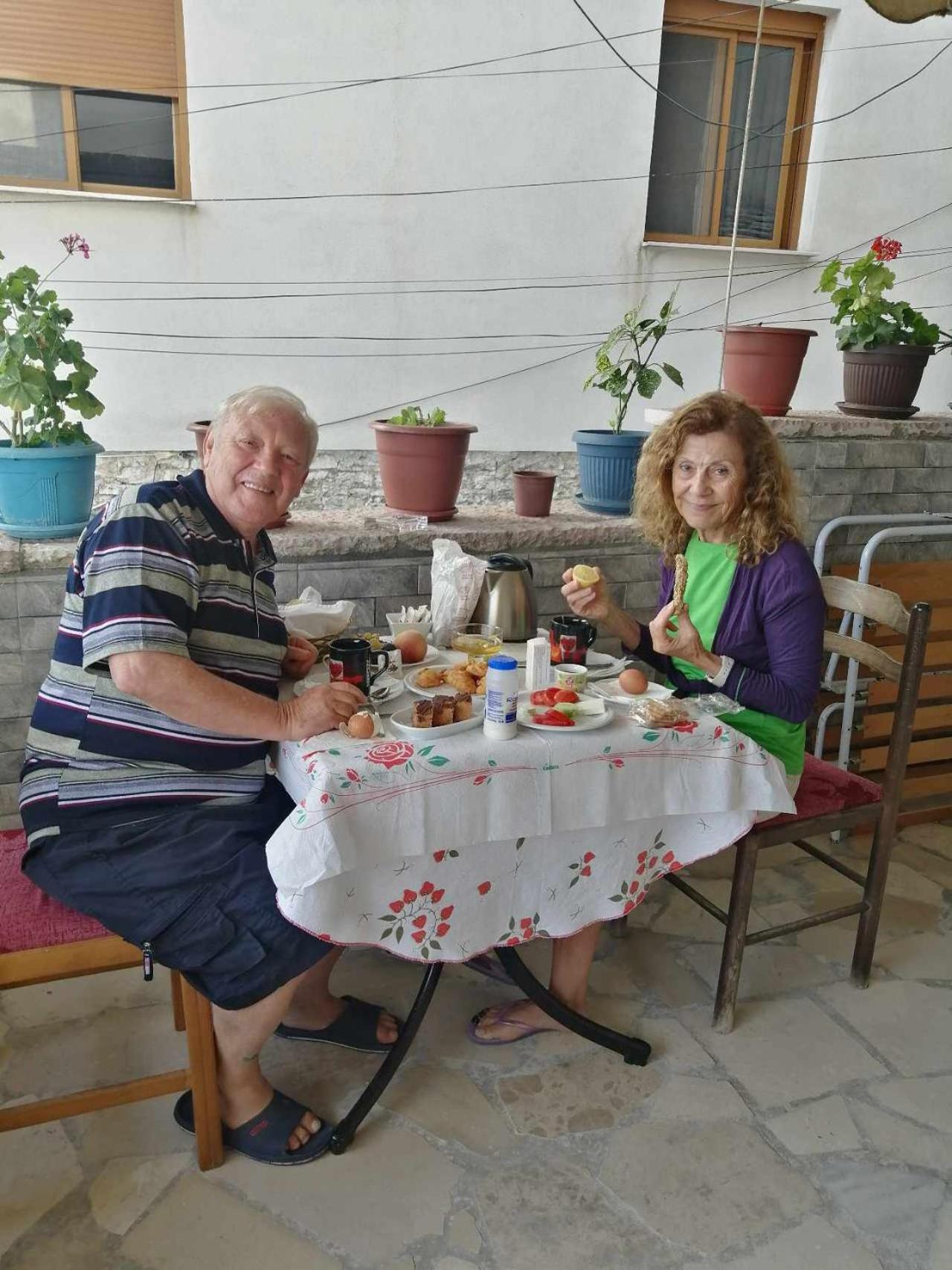 Eniguesthouse Gjirokastër Extérieur photo