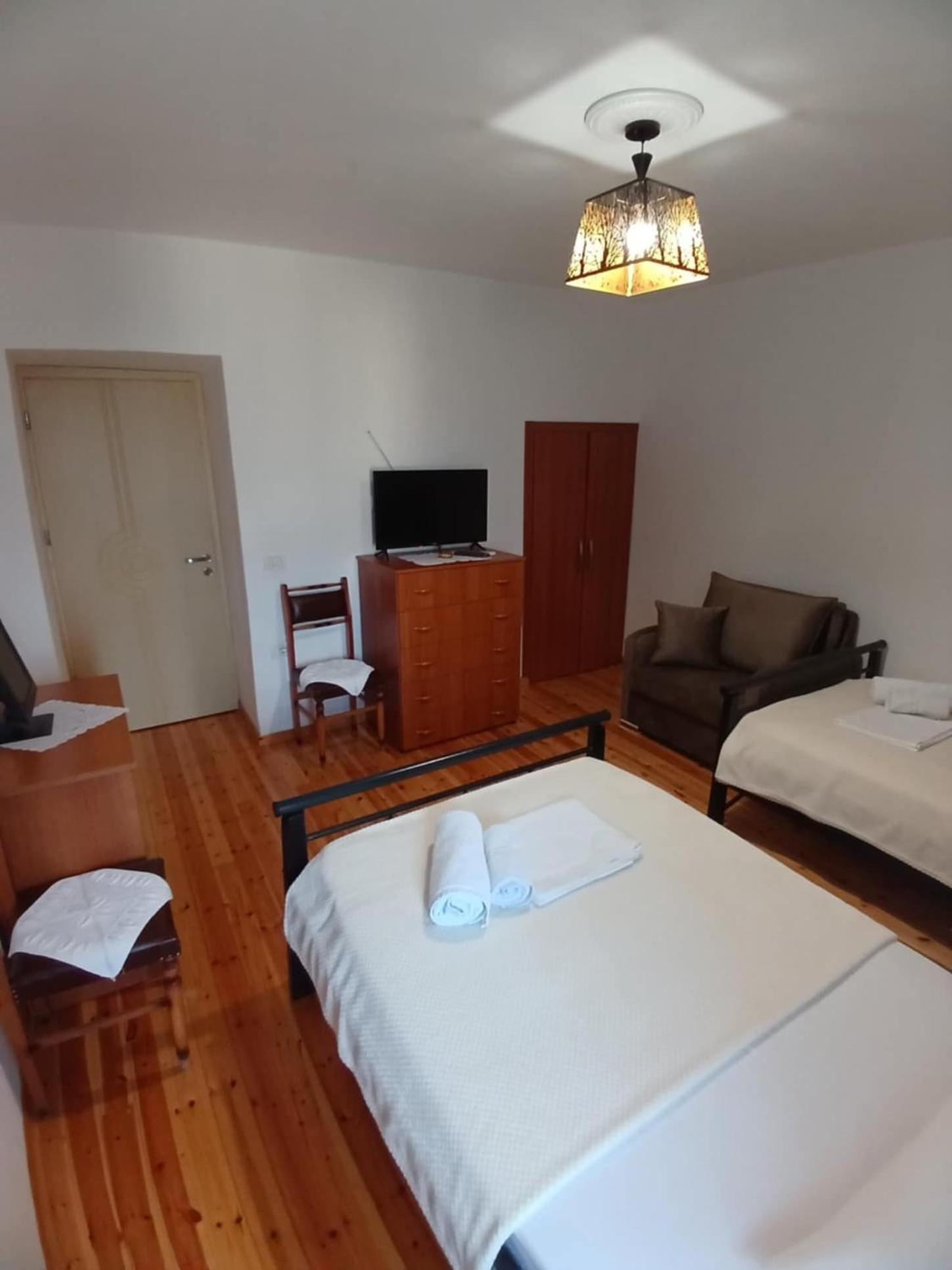 Eniguesthouse Gjirokastër Extérieur photo