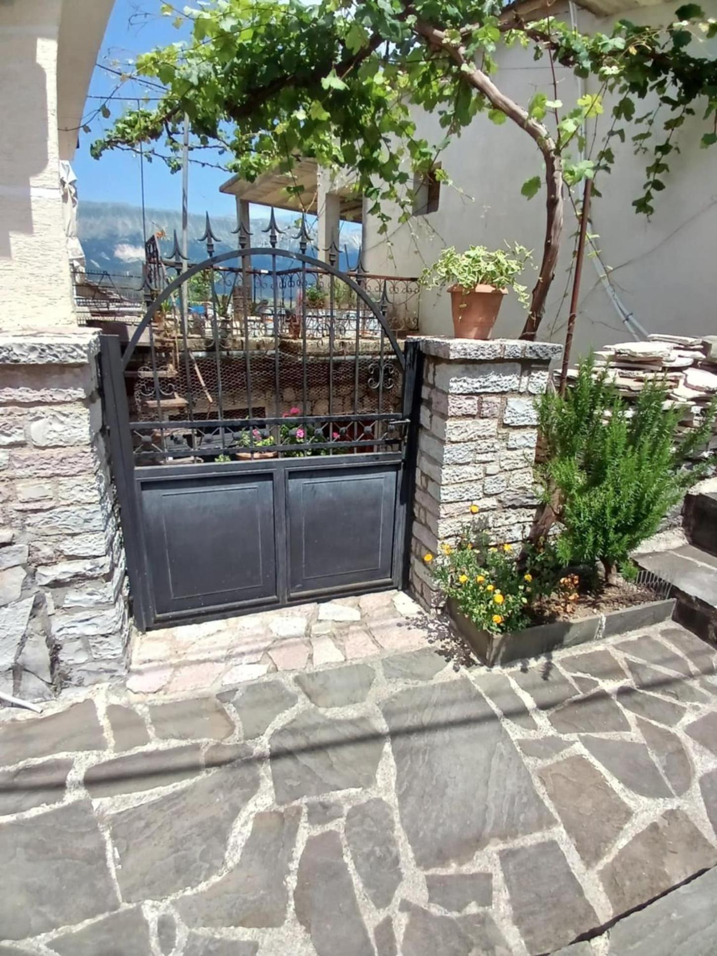 Eniguesthouse Gjirokastër Extérieur photo