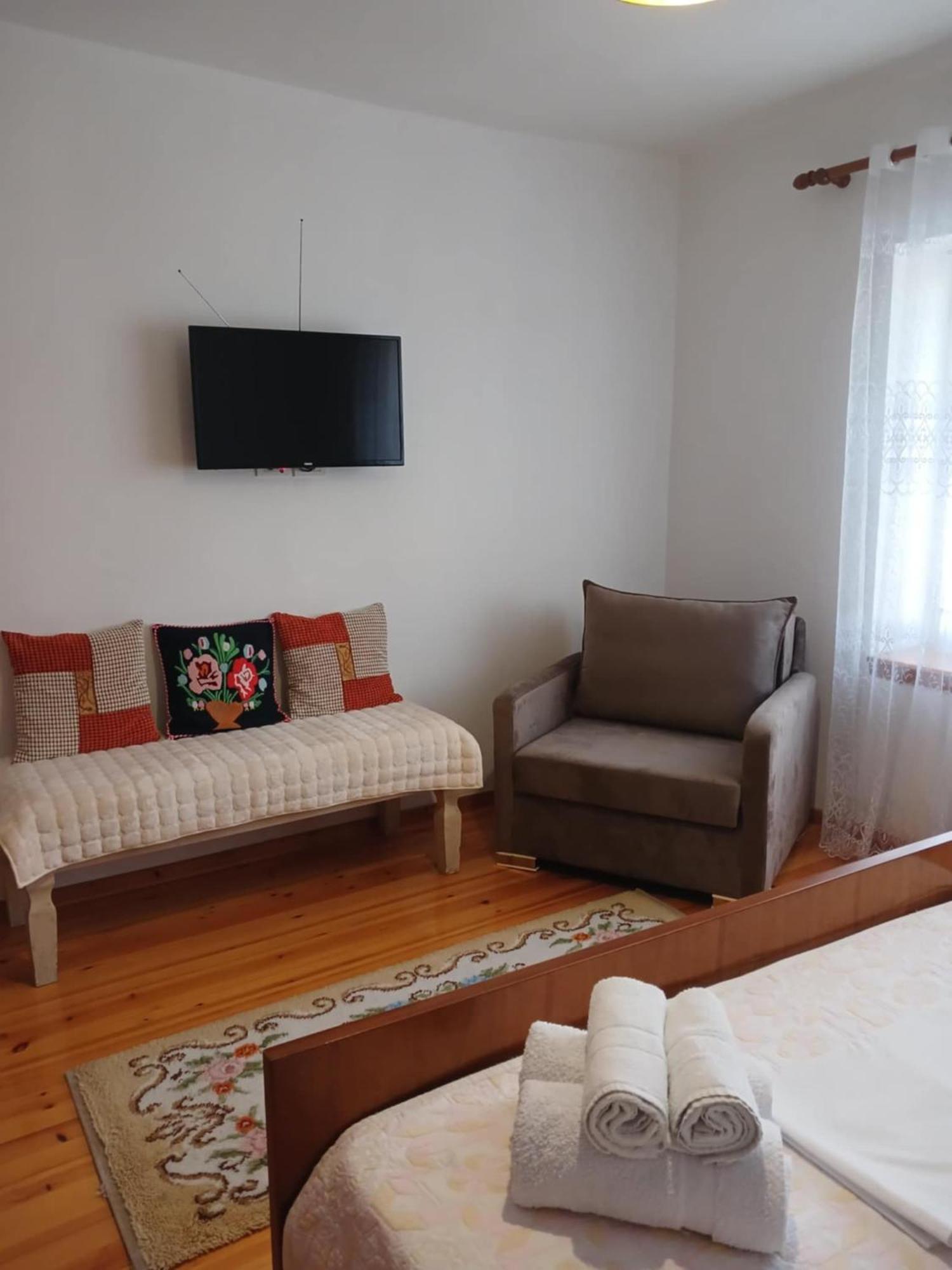 Eniguesthouse Gjirokastër Extérieur photo