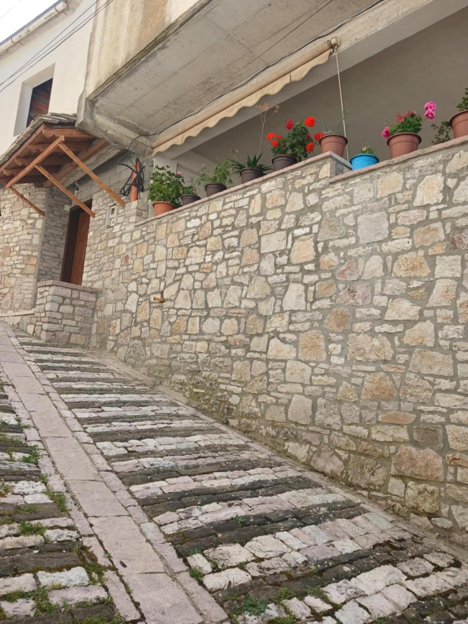 Eniguesthouse Gjirokastër Extérieur photo